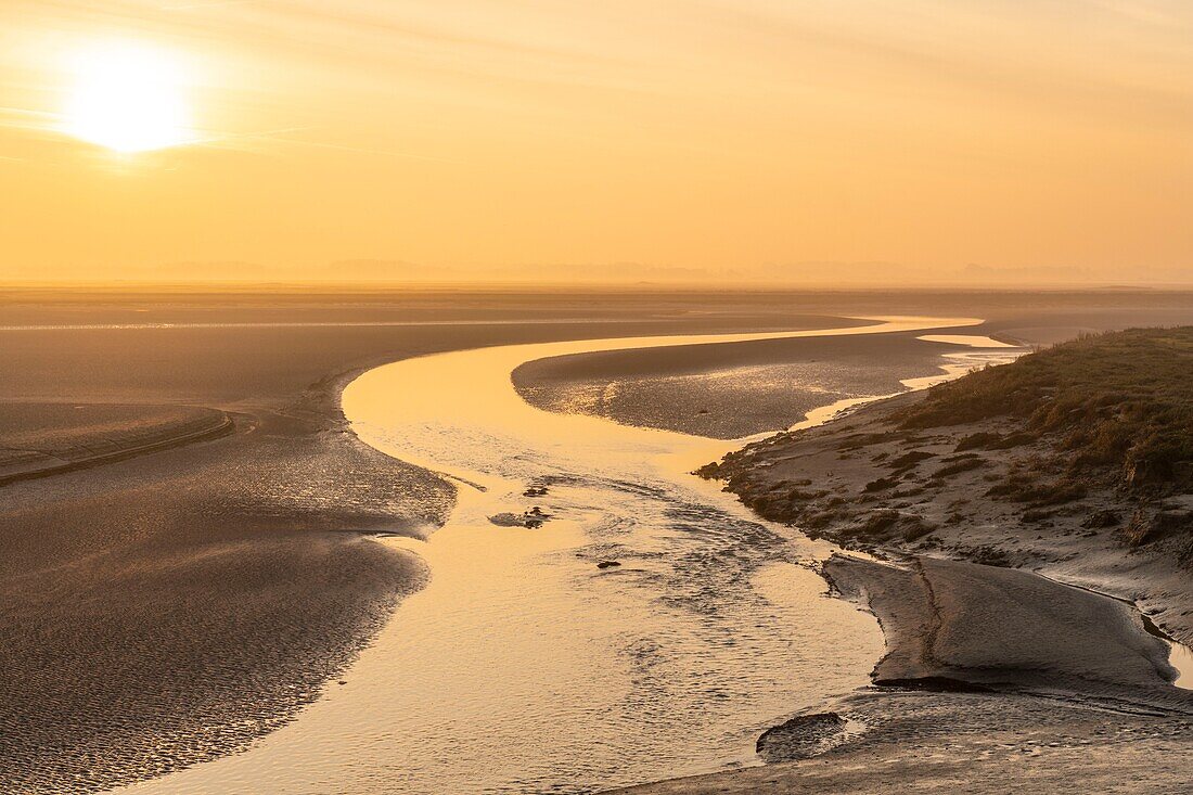 Frankreich,Somme,Baie de Somme,Saint Valery sur Somme,Sonnenaufgang auf der Baie de Somme vom Hafen aus bei Ebbe