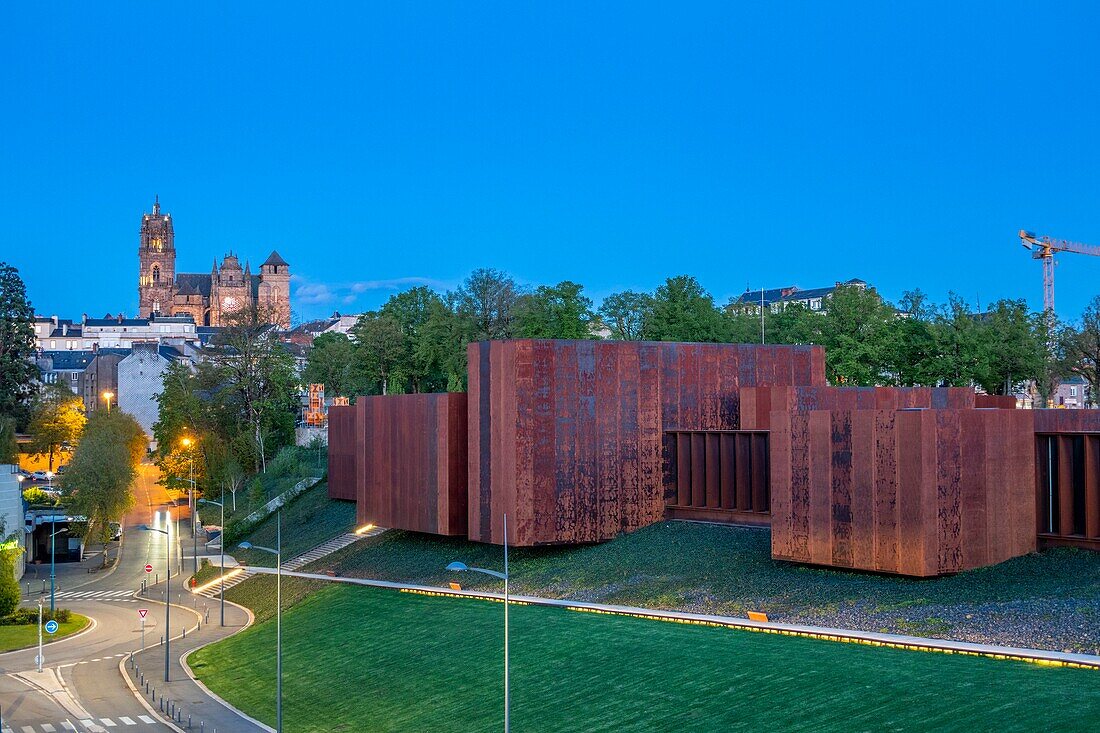 France,Aveyron,Rodez,the Soulages Museum,designed by the Catalan architects RCR associated with Passelac & Roques and Notre Dame cathedral