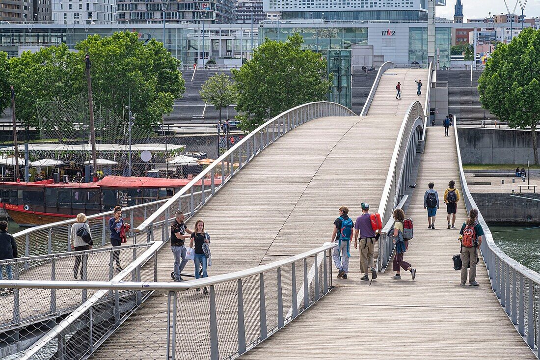 Frankreich,Paris,entlang des GR® Paris 2024 (oder GR75), städtischer Fernwanderweg, der zur Unterstützung der Pariser Bewerbung für die Olympischen Spiele 2024 angelegt wurde,Simone de Beauvoir-Fußgängerbrücke über die Seine