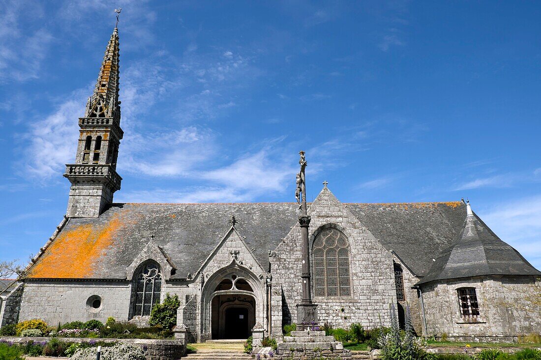 Frankreich,Finistere,Poullan sur Mer,Kirche Saint Cadoan aus dem Ende des 16.