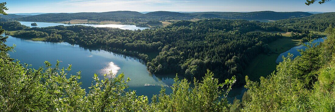 Frankreich,Jura,die Lage der vier Seen,Ilay,großer und kleiner Maclu und Narlay in Sichtweite panoramisch