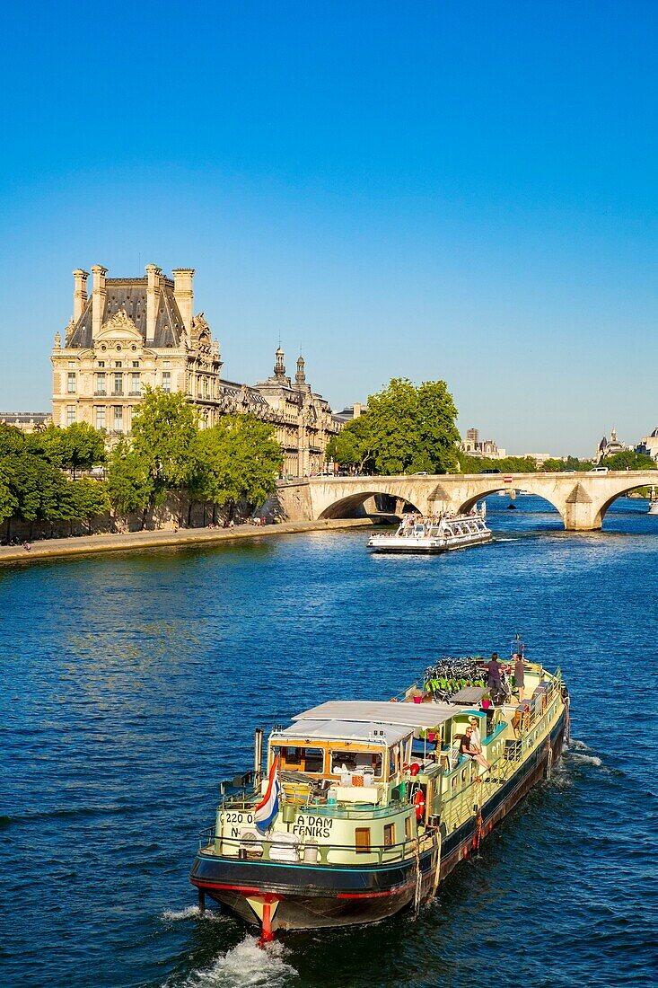 Frankreich,Paris,von der UNESCO zum Weltkulturerbe erklärtes Gebiet,die Ufer der Seine,ein Ausflugsboot mit Fahrrädern fährt vor dem Louvre-Museum vorbei