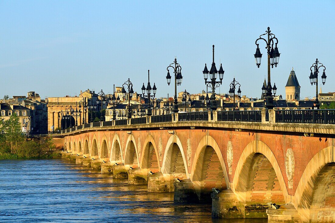 Frankreich,Gironde,Bordeaux,von der UNESCO zum Weltkulturerbe erklärtes Gebiet,Pont de Pierre über die Garonne,1822 eingeweihte Bogenbrücke aus Ziegeln und Stein und Tor der Bourgogne