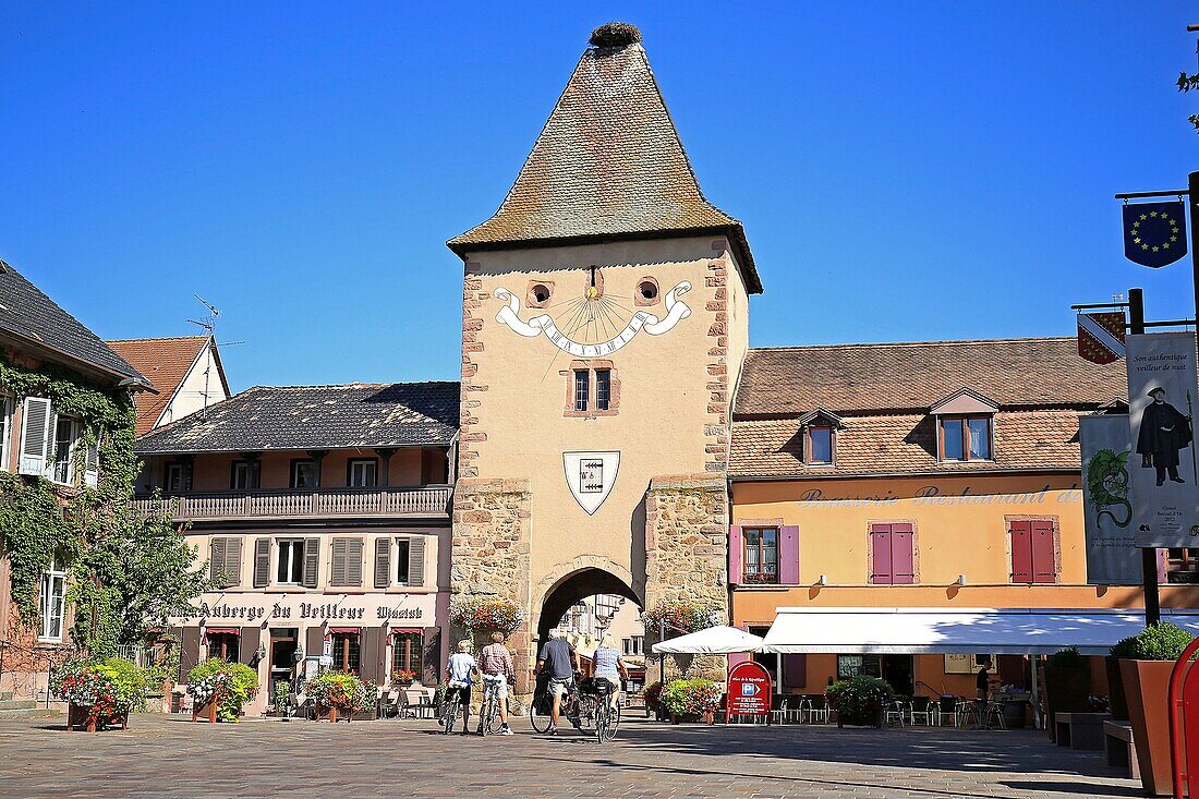 Frankreich,Haut Rhin,Turckheim,Radfahrer vor dem Tor von Frankreich,Rue du Tir