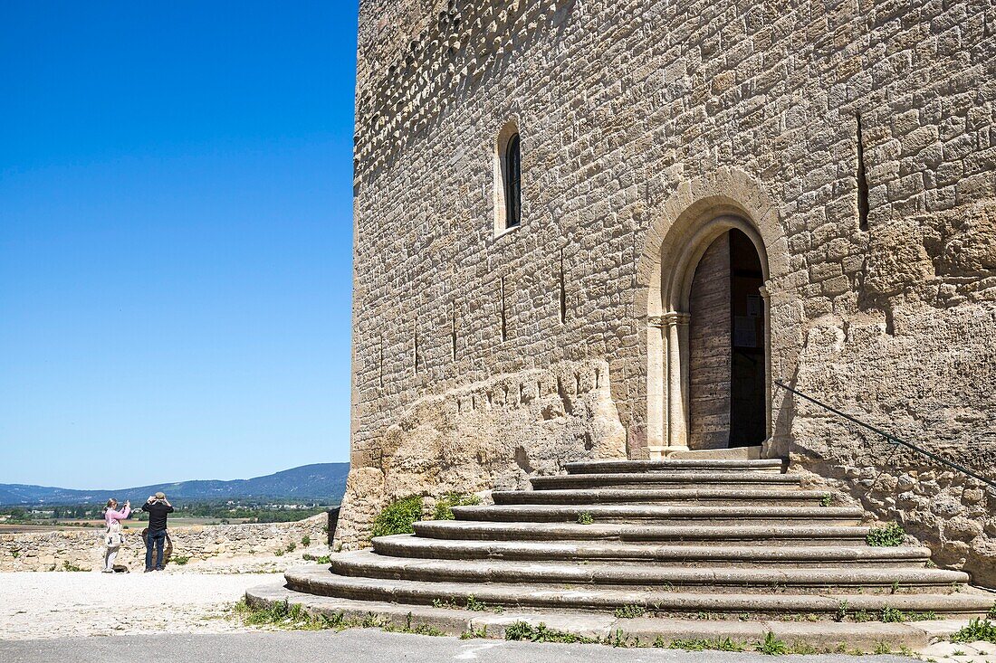 Frankreich,Vaucluse,Regionaler Naturpark Luberon,Ansouis,ausgezeichnet als die schönsten Dörfer Frankreichs,Eingang der Kirche St Martin