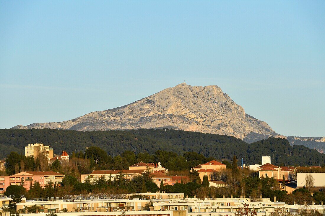 Frankreich,Bouches du Rhone,Land von Aix,Aix en Provence,Sainte Victoire Berg im Hintergrund