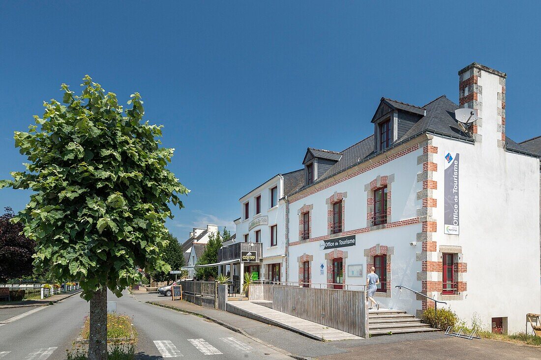 France,Morbihan,Pluméliau-Bieuzy,the village of Saint-Nicolas-des-eaux with the tourism office
