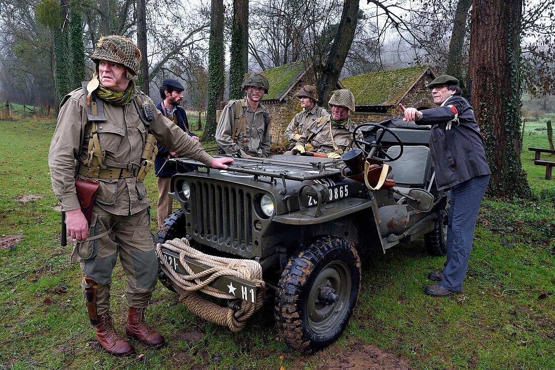 Frankreich,Eure,Sainte Colombe prés Vernon,Allied Reconstitution Group (US World War 2 und französische Maquis historische Rekonstruktion Association),Reenactors in Uniform der 101st US Airborne Division und Partisanen der französischen Streitkräfte des Inneren (FFI)