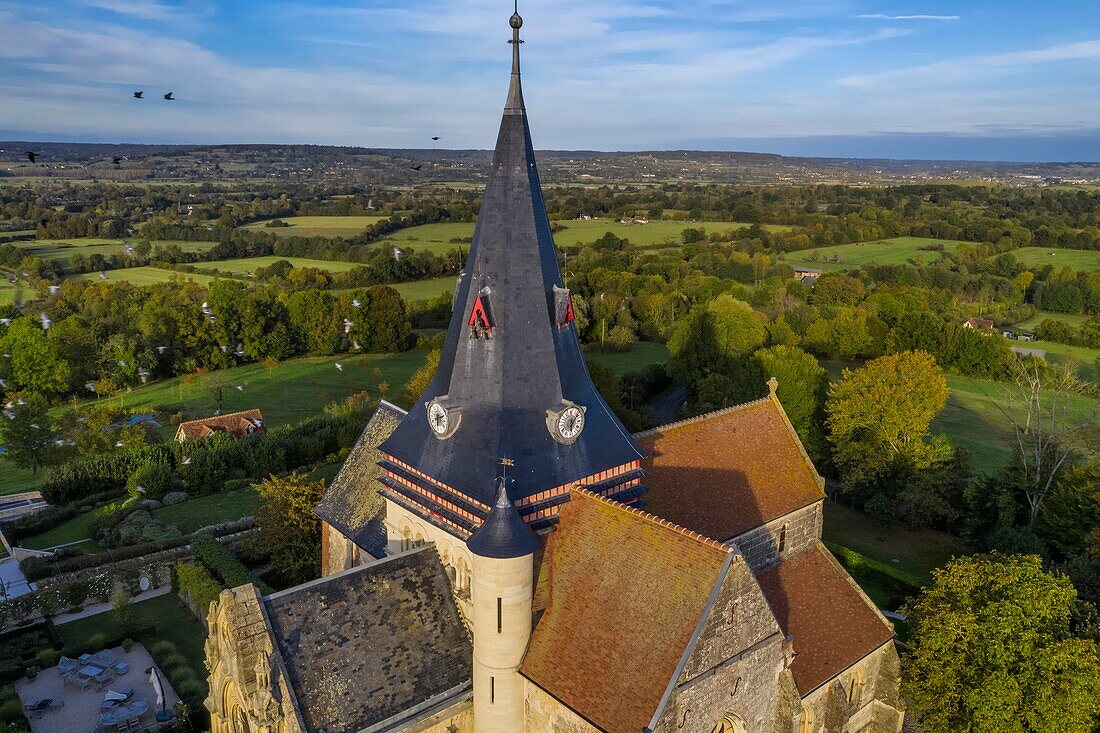 Frankreich,Calvados,Pays d'Auge,Beaumont en Auge,Saint Sauveur (St. Saviour) Kirche,der mit Schiefer gedeckte Glockenturm ist typisch für das Auge (Luftaufnahme)
