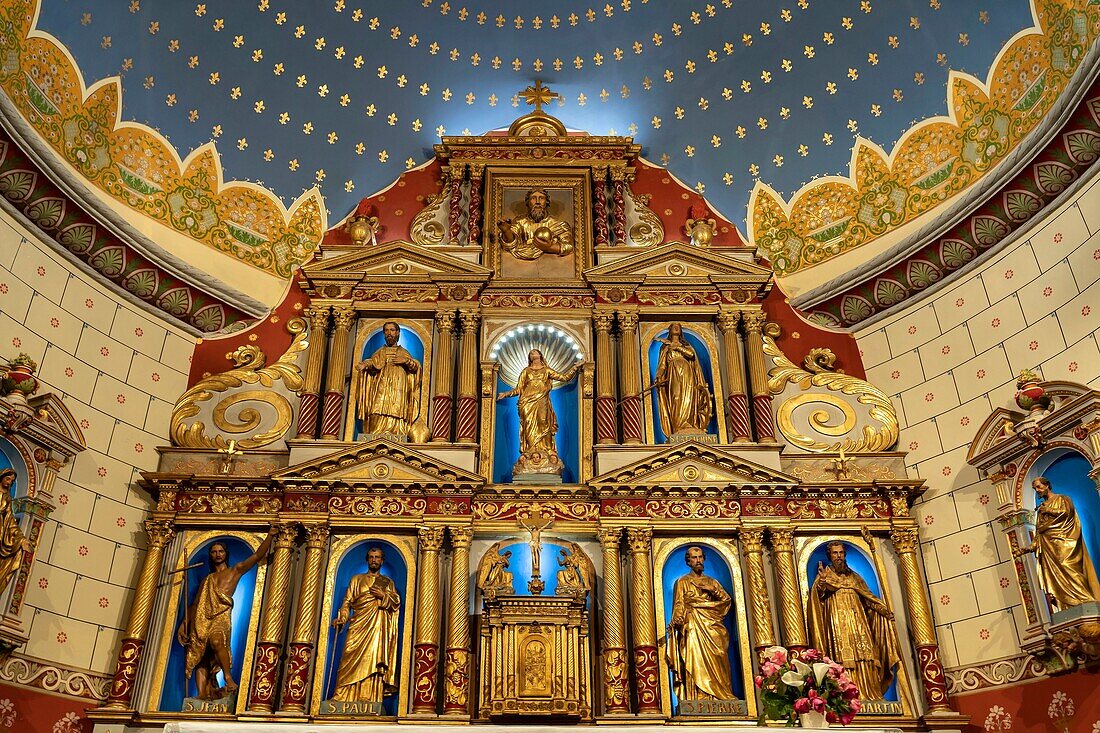 Frankreich,Pyrenees Atlantiques,Ainhoa,ausgezeichnet als schönstes Dorf Frankreichs,Kirche Notre Dame de l'Assomption,der Altar