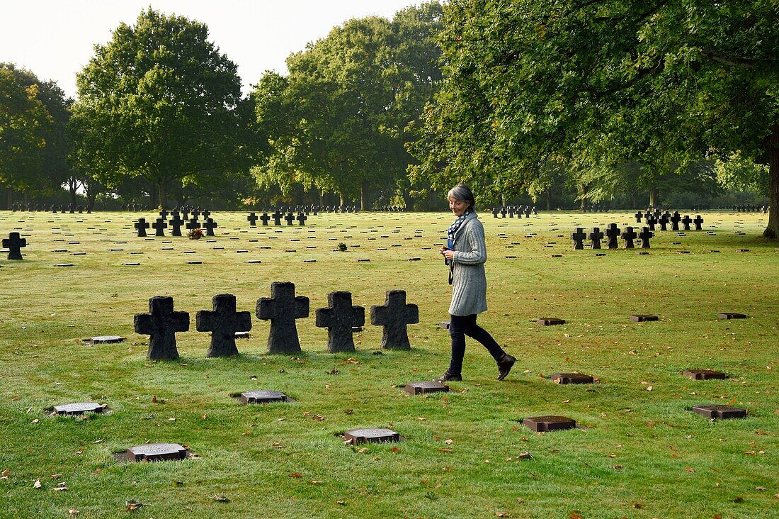 Frankreich,Calvados,La Cambe,Deutscher Soldatenfriedhof des Zweiten Weltkriegs,Marie Annick Wieder Kuratorin des Friedhofs