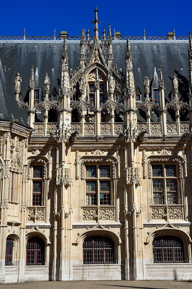 Frankreich,Seine Maritime,Rouen,das Palais de Justice (Gerichtsgebäude), das einst der Sitz des Parlement (französisches Gericht) der Normandie war und eine ziemlich einzigartige Errungenschaft der gotischen Zivilarchitektur aus dem späten Mittelalter in Frankreich ist,Fassade des Gerichts