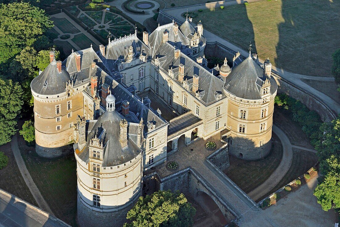 Frankreich,Sarthe,Le Lude,Schloss von Le Lude,in den Reiseführern oft als eines der Schlösser der Loire erwähnt (Luftaufnahme)
