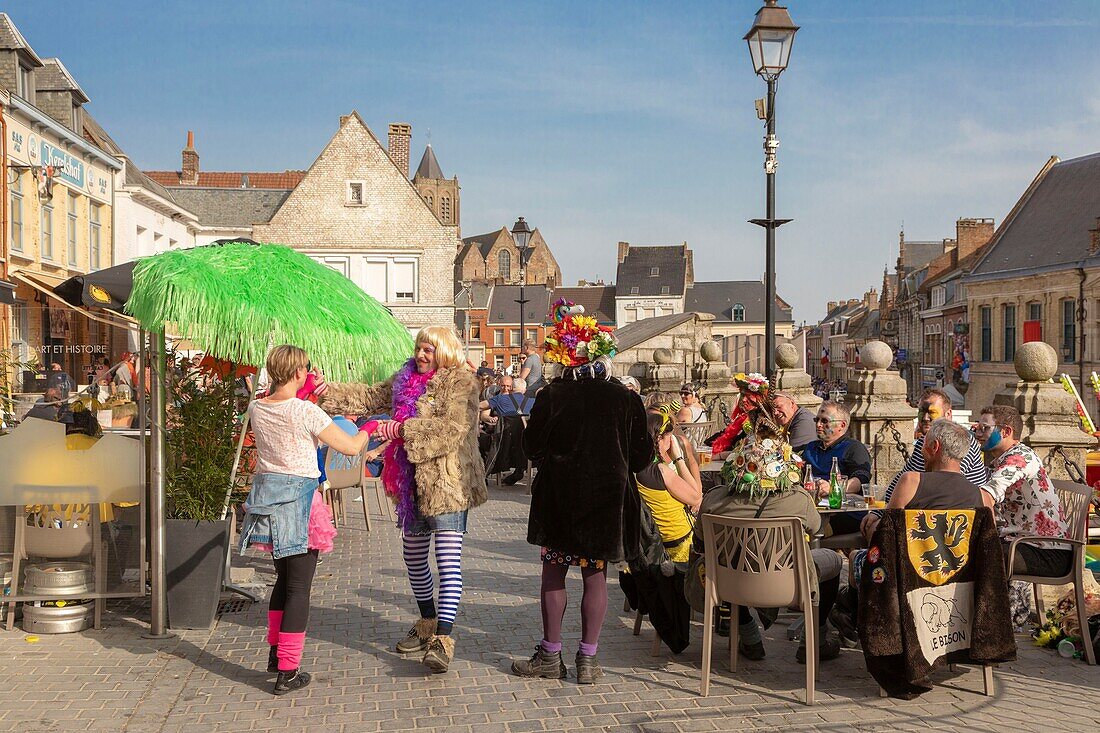 Frankreich,Nord,Cassel,Frühlingskarneval,verkleidete Menschen auf der Terrasse sitzend