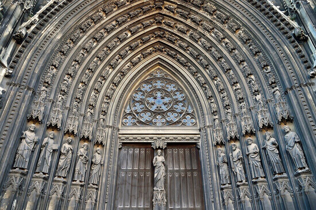 Frankreich,Seine Maritime,Rouen,Kirche Saint Ouen (12.&#x2013;15. Jh.),das zentrale Portal der Westfassade, bestehend aus Christus auf dem zentralen Pfeiler des großen Tores umgeben von den Aposteln