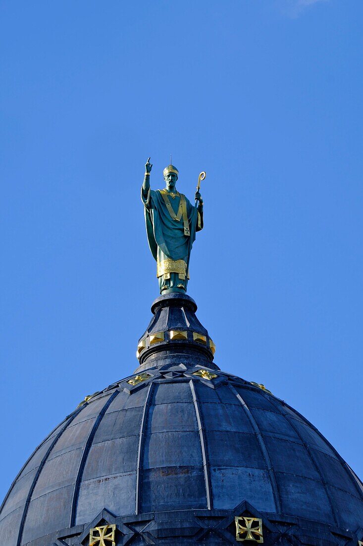 France,Indre et Loire,Tours,Saint Martin basilica,the bedside,the dome,statue of Saint Martin