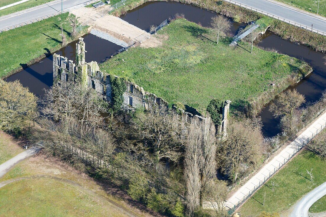 Frankreich,Vendee,Les Herbiers,Burgruine L'Etenduere (Luftaufnahme)