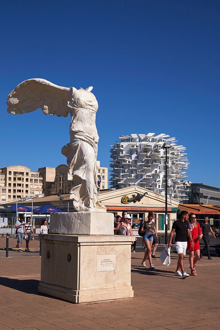 Frankreich,Herault,Montpellier,Stadtviertel Antigone,Esplanade de l'Europe des Architekten Ricardo Bofill und die Nachbildung des geflügelten Sieges von Samothrake, auch Nike von Samothrake genannt, und der weiße Baum des japanischen Architekten Sou Fujimoto im Hintergrund