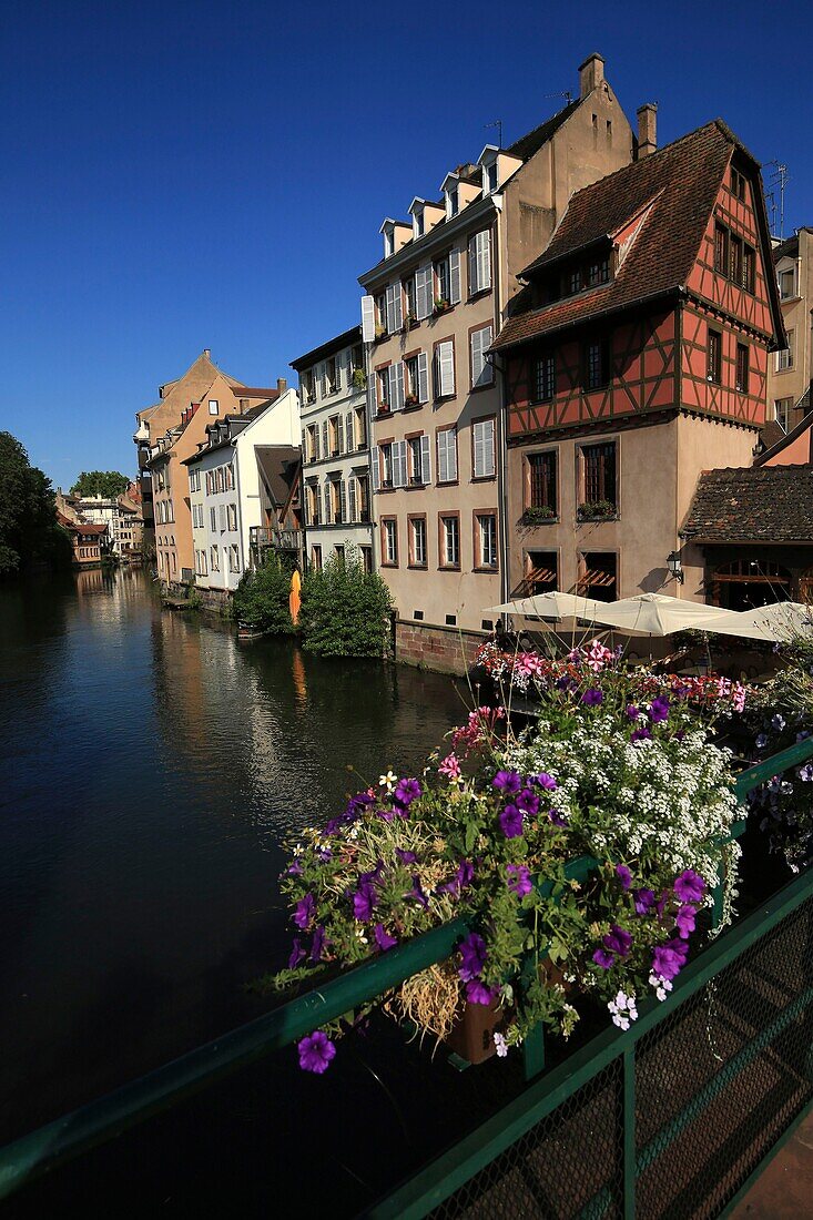 Frankreich,Bas Rhin,Strasbourg,Kai von Woerthel von der Brücke aus gesehen die überdachten Brücken