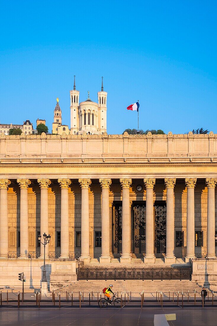 Frankreich,Rhone,Lyon,Altstadt, die zum UNESCO-Welterbe gehört,Quai Romain-Rolland,historisches Gerichtsgebäude, auch Palast der vierundzwanzig Säulen genannt (1847) und die Basilika Notre Dame de Fourviere im Hintergrund
