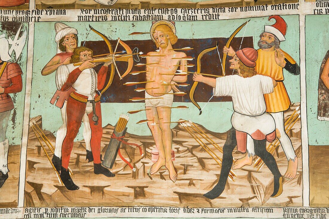 Frankreich,Savoie,Haute Maurienne,Val Cenis,das Innere der Kapelle Saint Sebastian in Lanslevillard und Detail der Fresken aus dem 15.