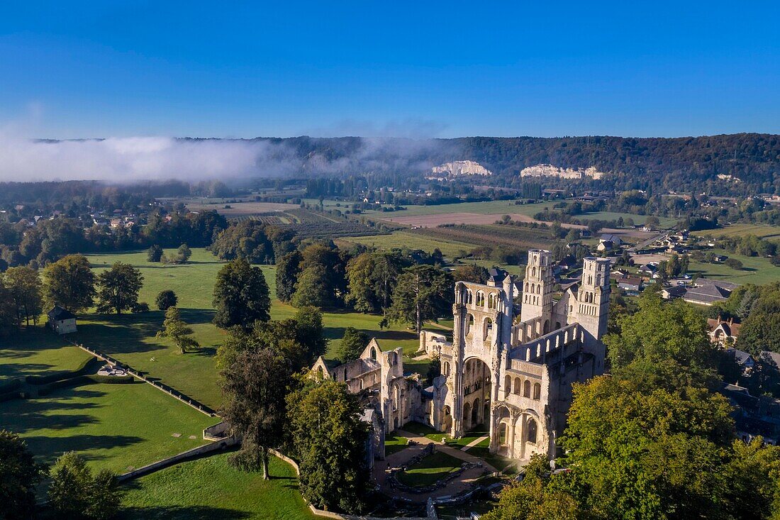 Frankreich,Seine-Maritime,Frankreich,Seine Maritime,Pays de Caux,Regionaler Naturpark der normannischen Seine-Mäander,Jumieges,Abtei Saint Pierre de Jumieges, gegründet im 7.Jahrhundert (Luftaufnahme)