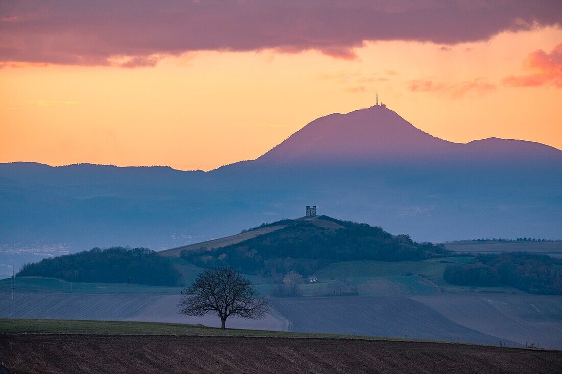 Frankreich,Puy de Dome,die Chaine des Puys,von der UNESCO zum Weltkulturerbe erklärtes Gebiet,Regionaler Naturpark der Vulkane der Auvergne,im Vordergrund Puy de Turluron und Notre Dame de la Salette bei Billom