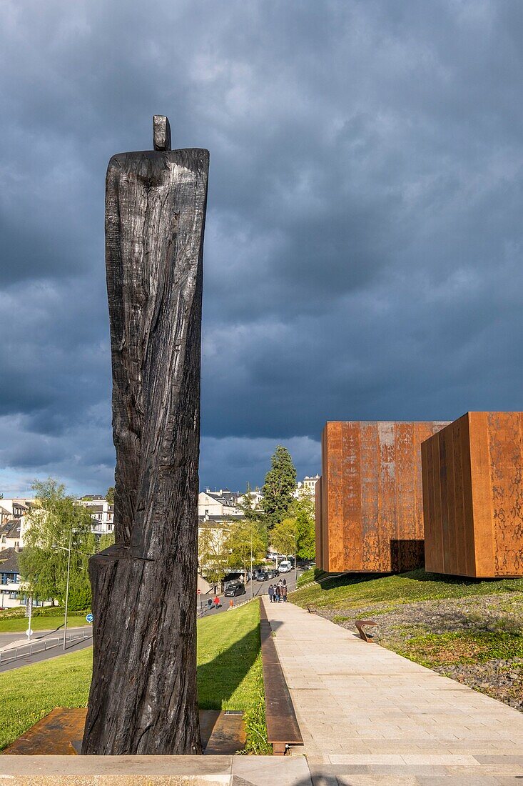 Frankreich,Aveyron,Rodez,das Museum von Soulages,entworfen von den katalanischen Architekten RCR in Zusammenarbeit mit Passelac & Roques,Statue von Christian Lapie