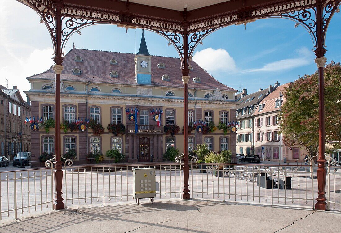 France,Territoire de Belfort,Belfort,on the military exercise place the hotel of city seen of the bandstand