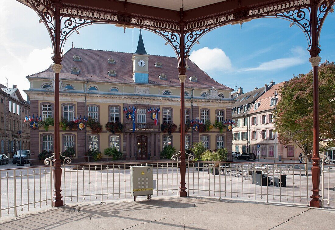 Frankreich,Territoire de Belfort,Belfort,auf dem Truppenübungsplatz das Hotel der Stadt gesehen vom Musikpavillon