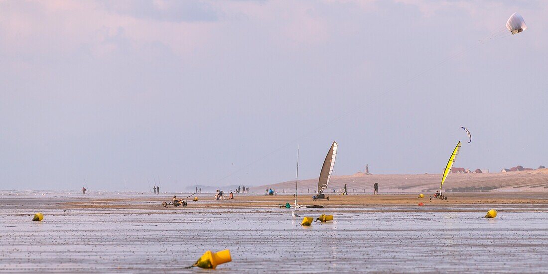 Frankreich,Somme,Ault,Die weiten Sandstrände an der windgepeitschten Küste der Picardie sind ein idealer Ort für die Ausübung des Segelsports