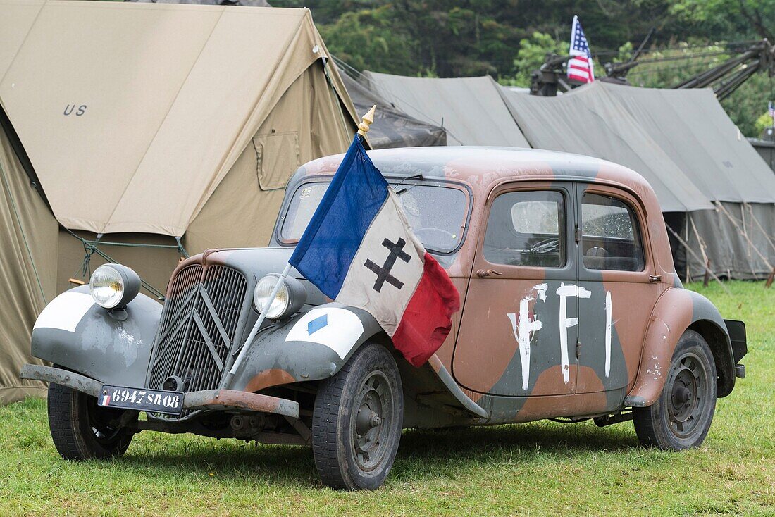 Frankreich,Manche,Cotentin,Sainte Mere Eglise,Airborne Museum,Camp Geronimo Rekonstruktion,Französische Streitkräfte des Inneren (FFI) Citroen Auto mit französischer Résistance Flagge