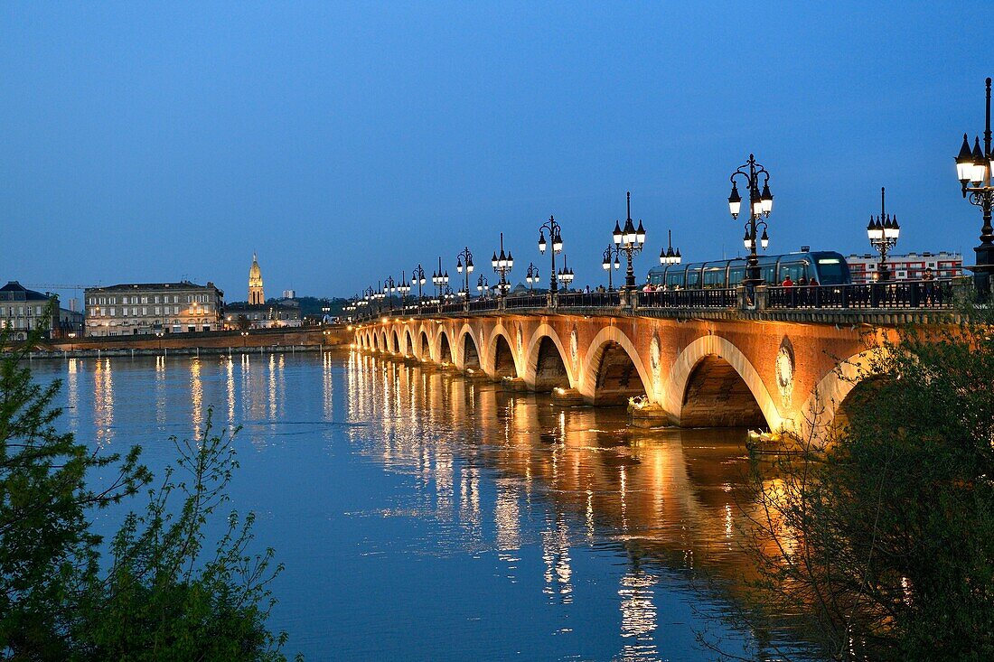 Frankreich,Gironde,Bordeaux,Weltkulturerbe der UNESCO,Pont de Pierre über die Garonne,1822 eingeweihte Bogenbrücke aus Backstein und Stein