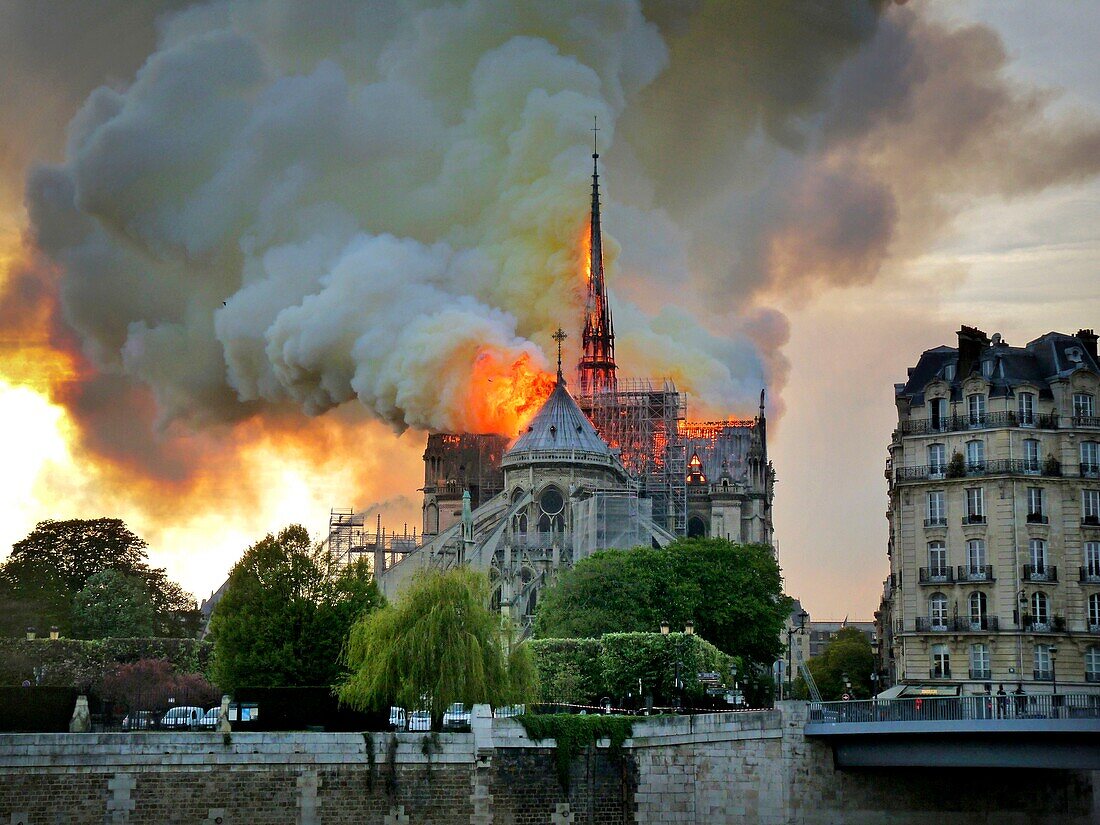 [ Unpublished - Exclusive ] France,Paris,area listed as World Heritage by UNESCO,Notre-Dame de Paris Cathedral of 14th century Gothic architecture during the fire of 15th April 2019,fire spreading in the spire,the frame and the visible transept through the lead roof