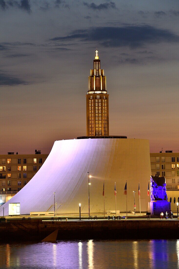 Frankreich,Seine Maritime,Le Havre,von Auguste Perret wiederaufgebaute Stadt, die von der UNESCO zum Weltkulturerbe erklärt wurde,das Hafenbecken,der Vulkan des Architekten Oscar Niemeyer und der Laternenturm der Kirche Saint Josephs