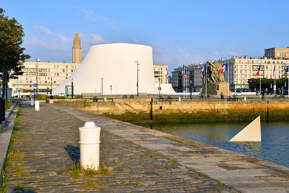 Frankreich,Seine Maritime,Le Havre,von Auguste Perret wiederaufgebaute Stadt, die von der UNESCO zum Weltkulturerbe erklärt wurde,das Hafenbecken,der Vulkan des Architekten Oscar Niemeyer und der Laternenturm der Kirche Saint Josephs