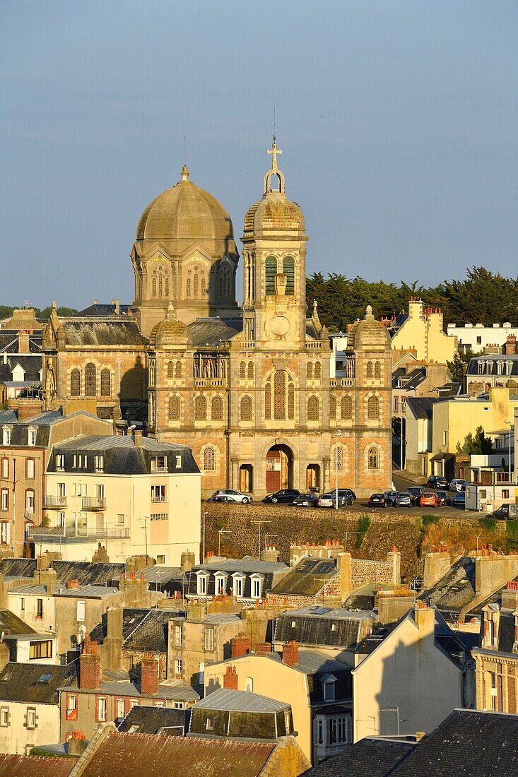 Frankreich,Manche,Cotentin,Granville,die Oberstadt auf einer felsigen Landzunge am östlichsten Punkt der Bucht des Mont Saint Michel,die Unterstadt und die Kirche Saint Paul