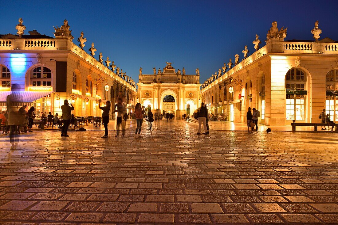 Frankreich,Meurthe und Mosel,Nancy,Place Stanislas (ehemaliger Place Royale) erbaut von Stanislas Leszczynski,König von Polen und letzter Herzog von Lothringen im achtzehnten Jahrhundert,klassifiziert Weltkulturerbe der UNESCO,Arc Hier gezeichnet von Emmanuel Hier bei Nacht