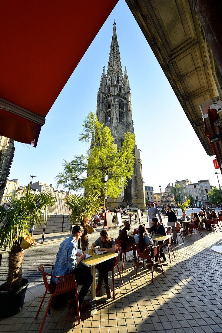 Frankreich,Gironde,Bordeaux,Weltkulturerbe der UNESCO,Saint Michel,Meynard-Platz,Basilika Saint Michel, erbaut zwischen dem 14. und 16. Jahrhundert im gotischen Stil und ihr 114 m hoher Turm