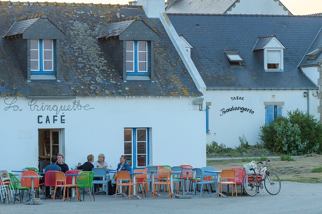 Frankreich,Morbihan,Hoedic,Terrasse des Dorfes bei Sonnenuntergang