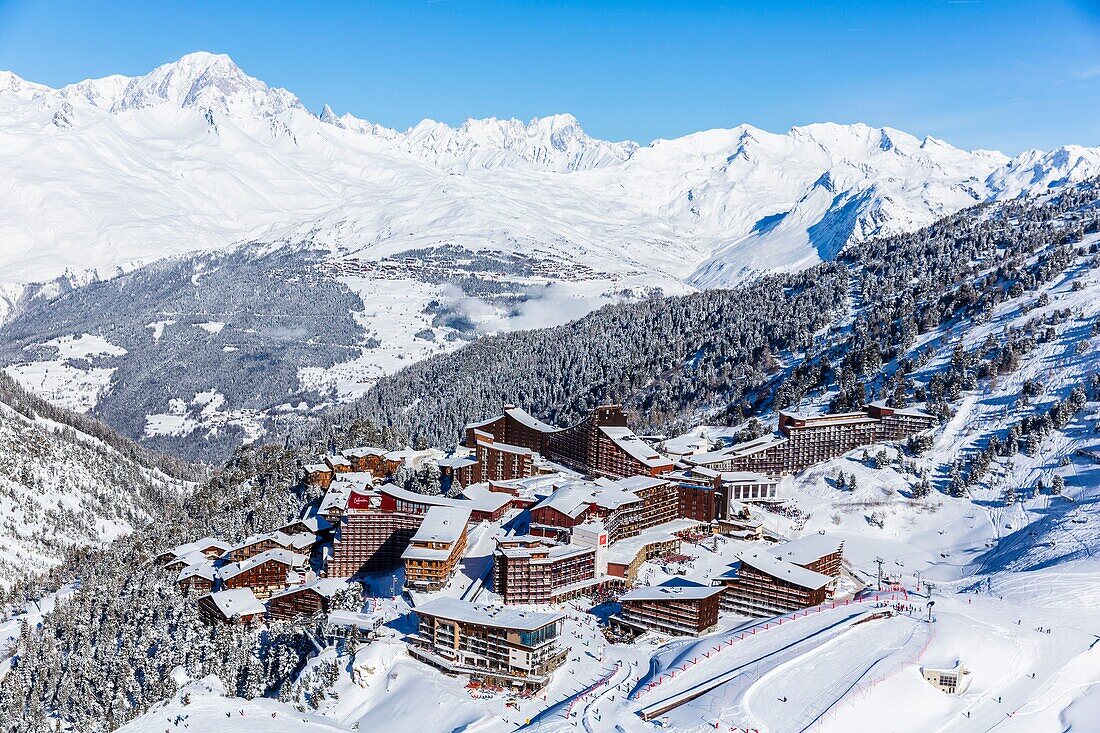 Frankreich,Savoie,Vanoise-Massiv,Tal der Haute Tarentaise,Les Arcs 2000,Teil des Paradiski-Gebiets,Blick auf den Mont Blanc (4810m) und den Ferienort La Rosiere (Luftaufnahme)