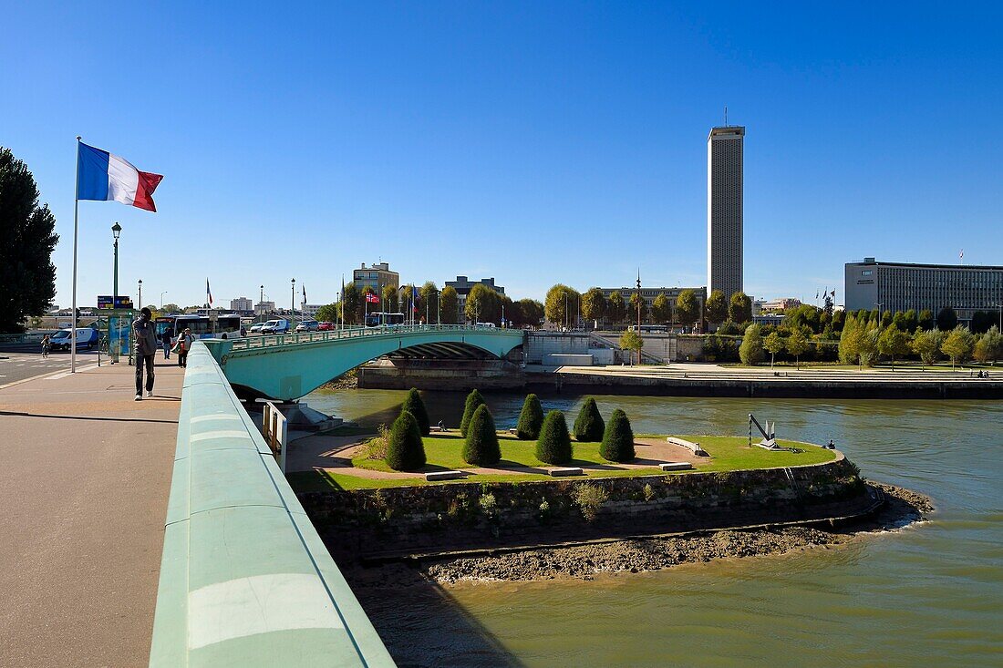 Frankreich,Seine-Maritime,Rouen,die Pierre-Corneille-Brücke und der Turm des Departementsarchivs von Seine-Maritime