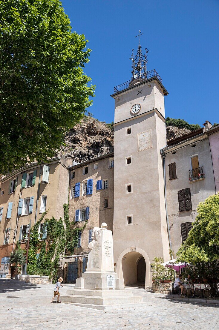 Frankreich,Var,Grüne Provence,Cotignac,Place de la Mairie und sein Uhrenturm