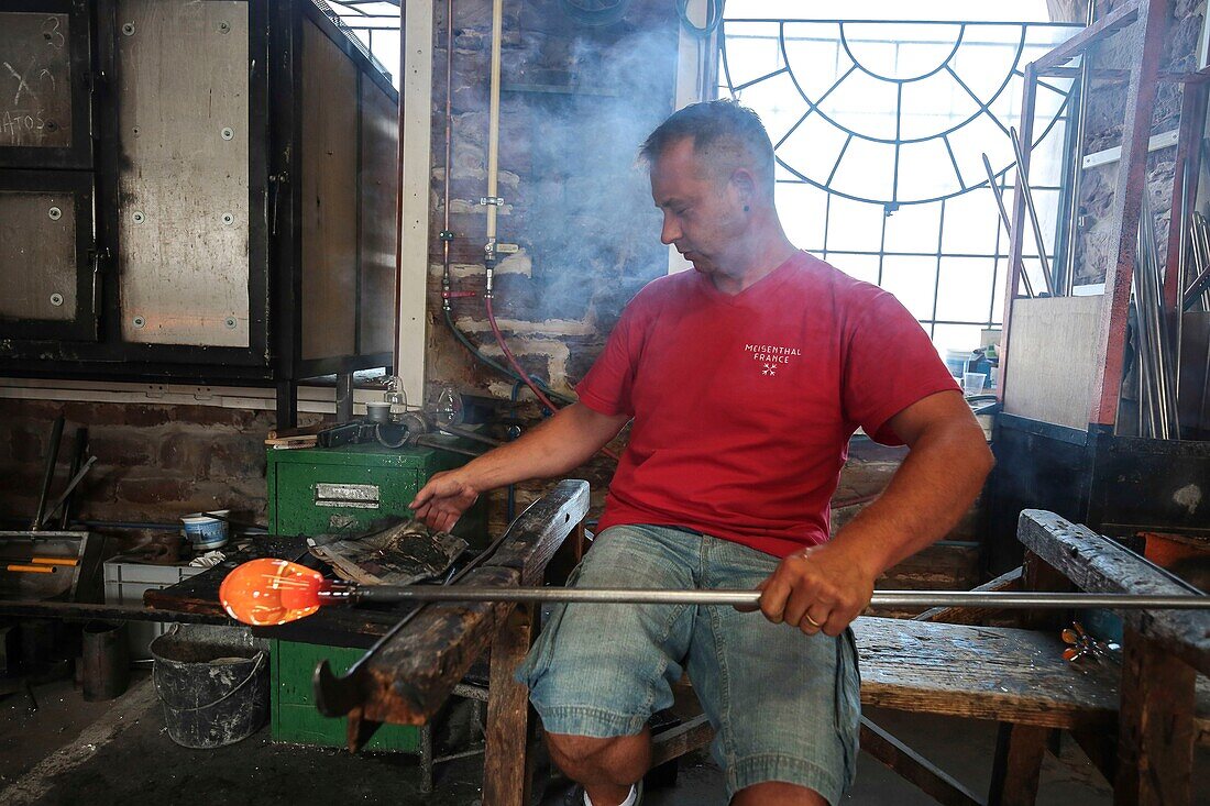 France,Moselle,Meisenthal,The International Glass Art Center (CIAV),Halle à chaud,The master glassmaker Jean Marc Schilt working on glass