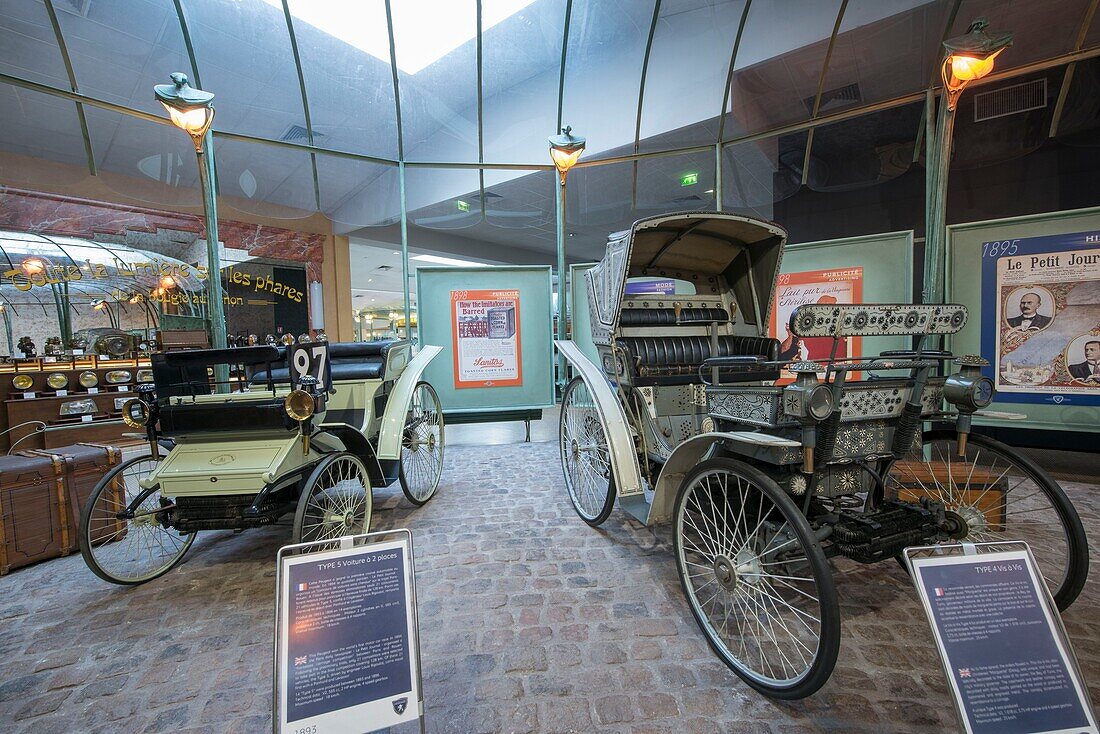 Frankreich,Doubs,Montbeliard,Sochaux,das Museum des Abenteuers Peugeot,die Fahne der ersten Autos,diese gegenüber Marguerite für den Gouverneur von Tunis geschmückt