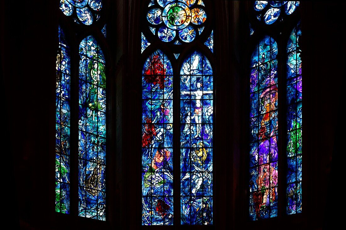 Frankreich,Marne,Reims,Kathedrale Notre Dame,von der UNESCO zum Weltkulturerbe erklärt,Glasmalerei des Achsengewölbes, 1974 von Marc Chagall unter Mitwirkung von Charles Marq realisiert