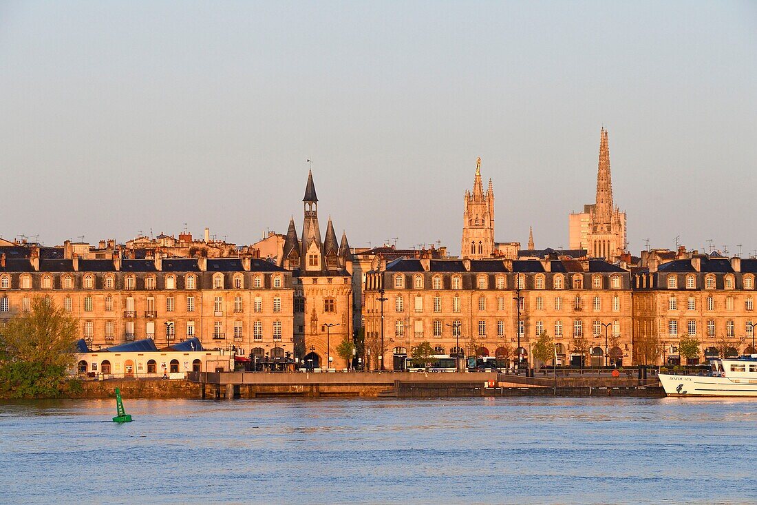Frankreich,Gironde,Bordeaux,von der UNESCO zum Weltkulturerbe erklärtes Gebiet,Richelieu-Kai,gotische Porte Cailhau oder Porte du Palais aus dem 15. Jahrhundert,Pey-Berland-Turm und Kathedrale Saint Andre