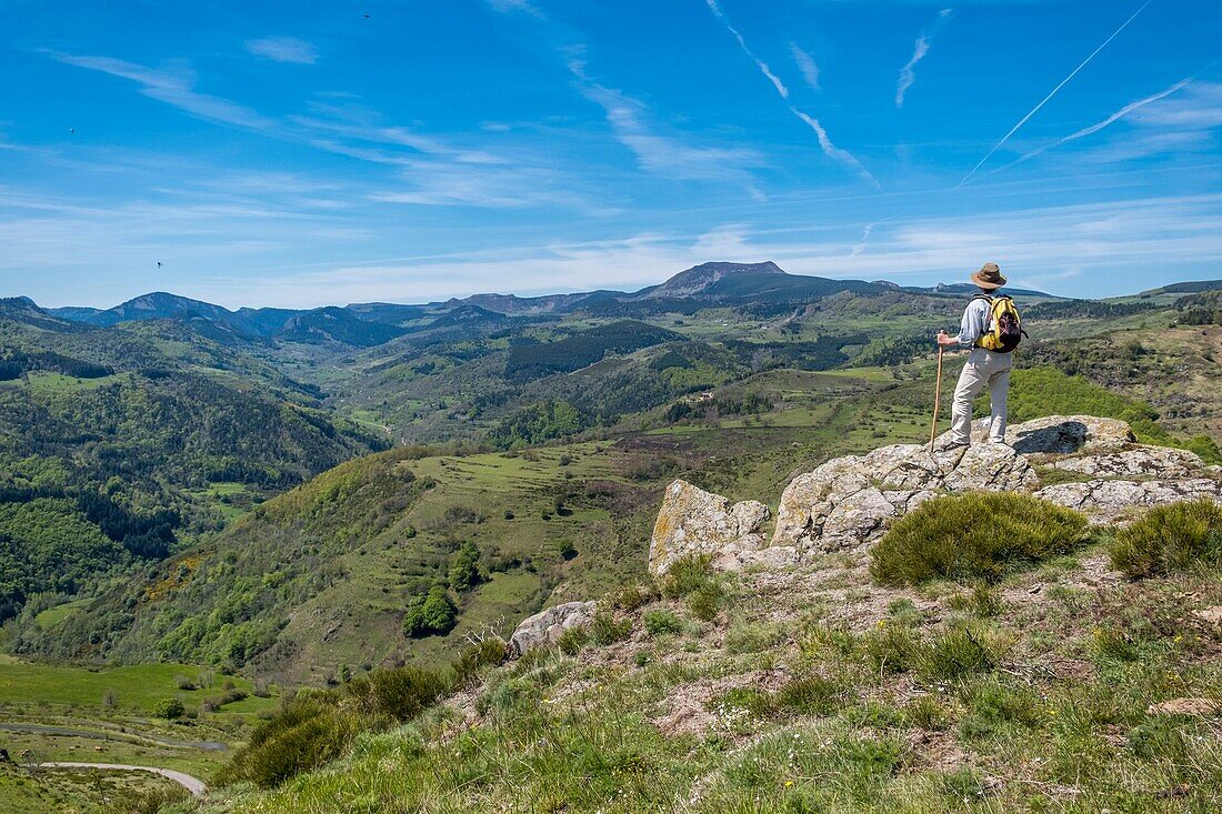 Frankreich,Ardeche,Parc Naturel Regional des Monts d'Ardeche (Regionales Naturschutzgebiet der Berge der Ardeche),Saint Clement,Panorama auf den Berg Mezenc,Mont Mezenc,Vivarais,Gebiet Sucs