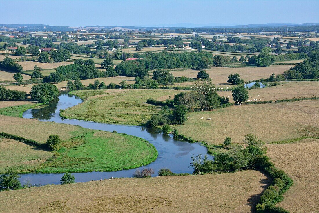 Frankreich,Saone et Loire,Palinges,Ländliche Landschaft,Fluss und Weide (Luftaufnahme)