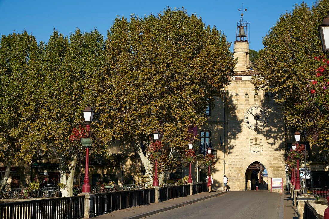 Frankreich,Gard,Sommieres,mittelalterliches Dorf,das befestigte Tor,die Uhr und das Wappen der Stadt